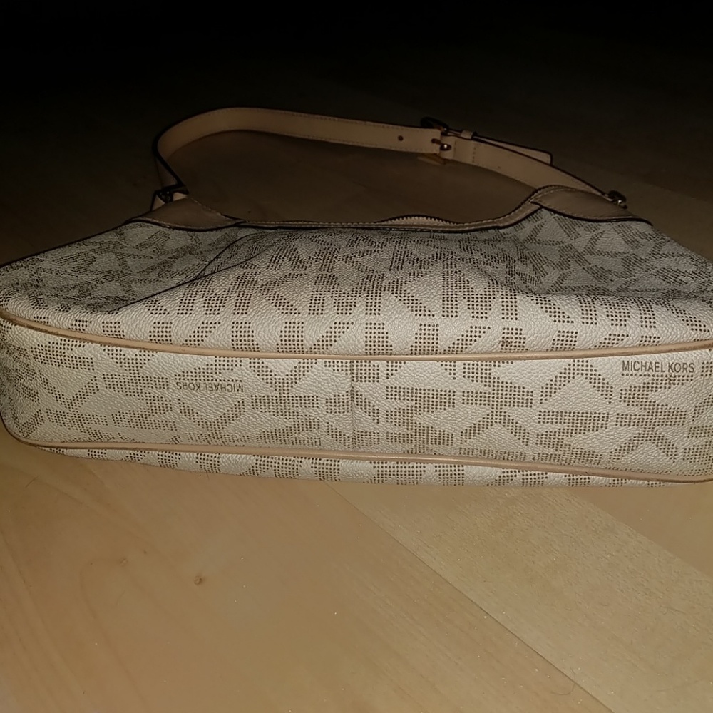 - Michael Kors purse - Picture 7 of 8